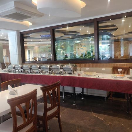 Airport Hotel Le Seasons New Delhi Bagian luar foto