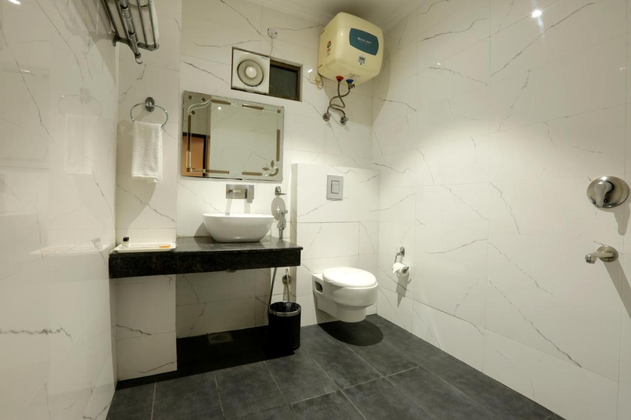 Airport Hotel Le Seasons New Delhi Bagian luar foto