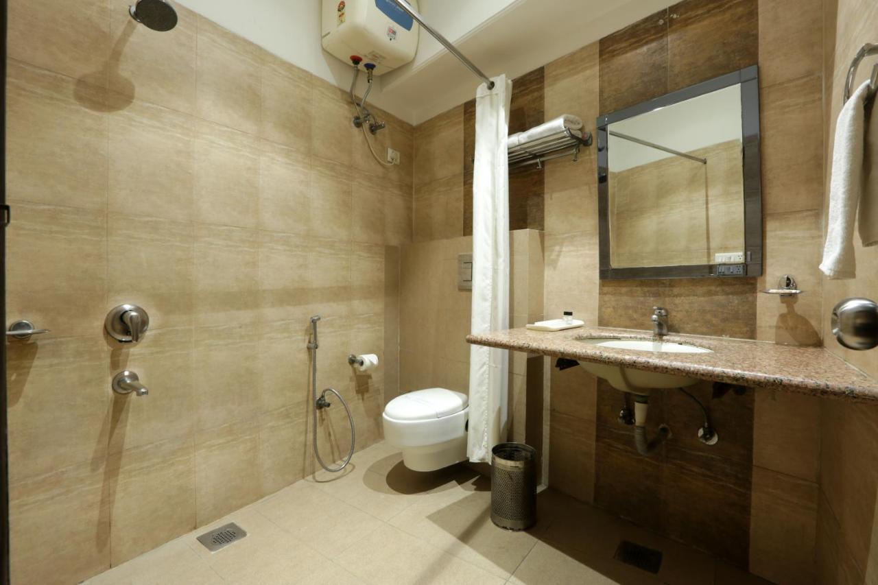 Airport Hotel Le Seasons New Delhi Bagian luar foto