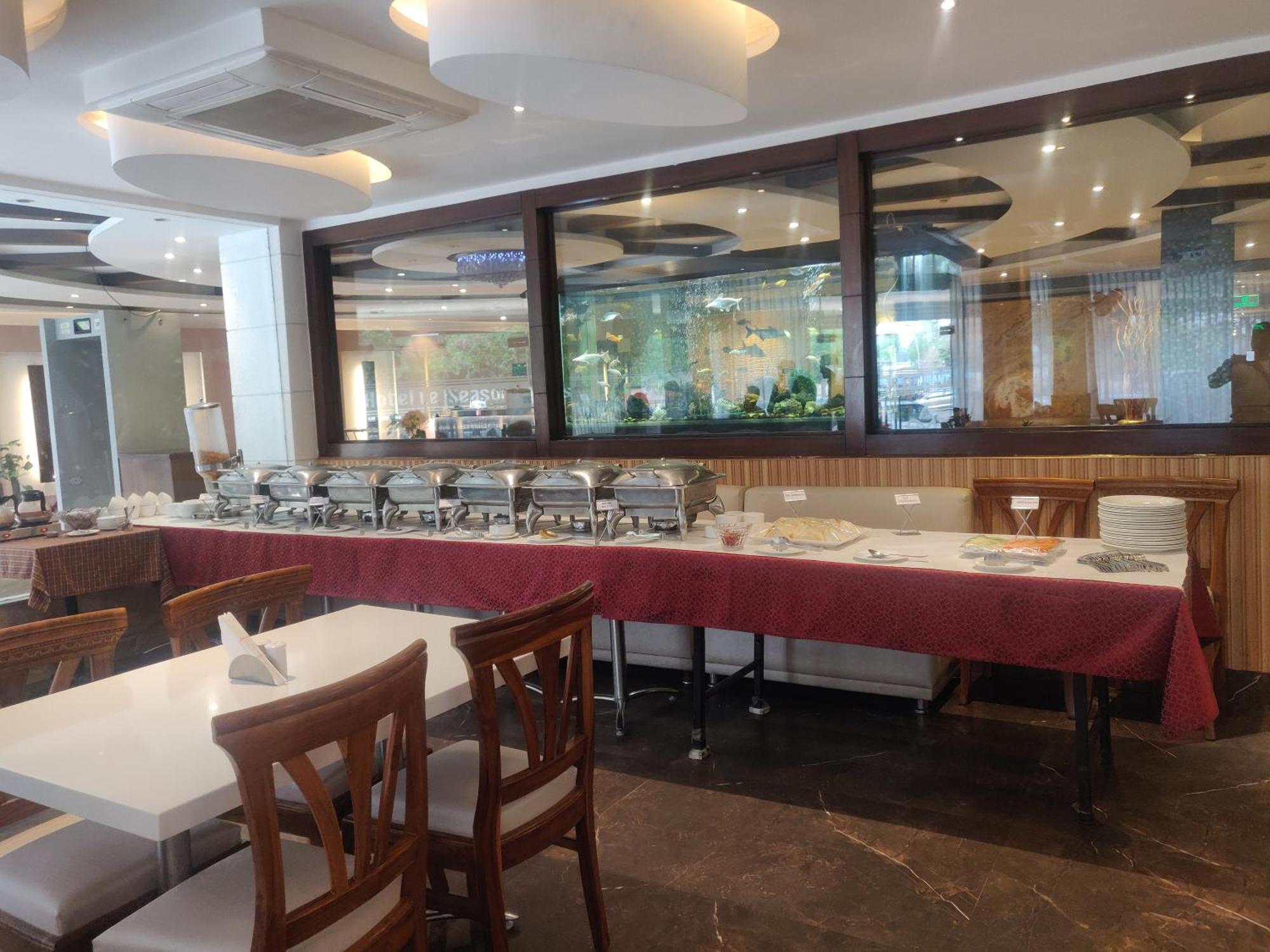 Airport Hotel Le Seasons New Delhi Bagian luar foto