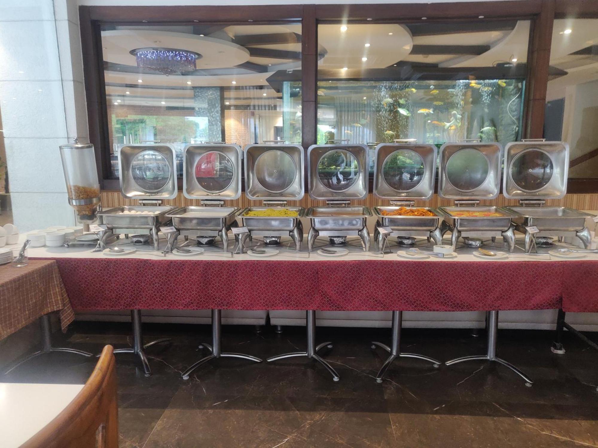Airport Hotel Le Seasons New Delhi Bagian luar foto
