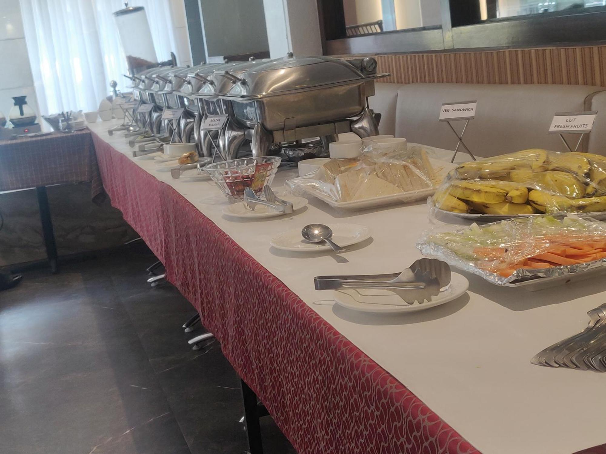 Airport Hotel Le Seasons New Delhi Bagian luar foto