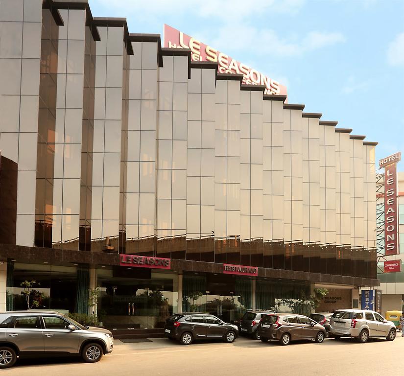 Airport Hotel Le Seasons New Delhi Bagian luar foto