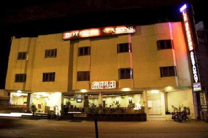 Airport Hotel Le Seasons New Delhi Bagian luar foto
