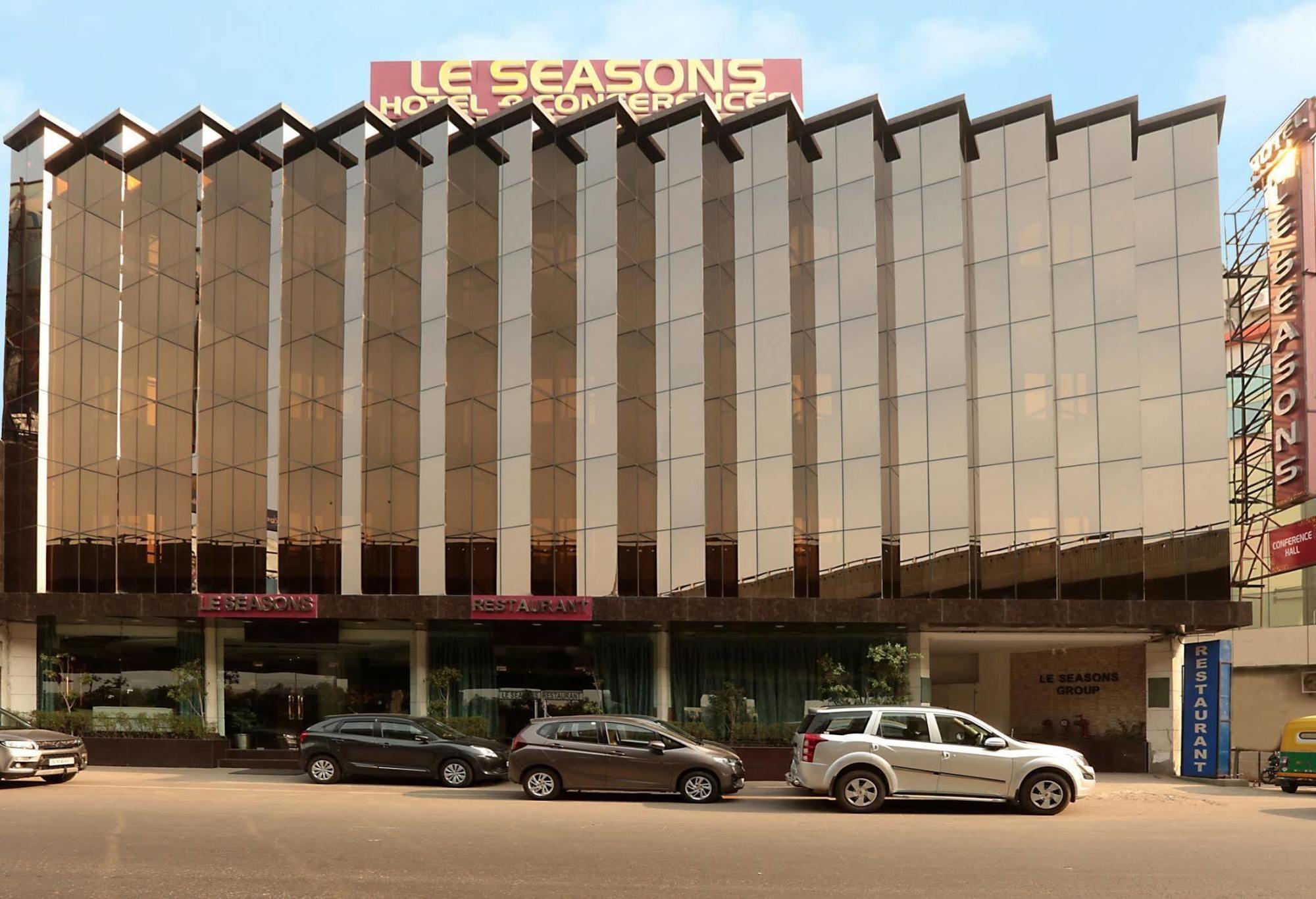 Airport Hotel Le Seasons New Delhi Bagian luar foto